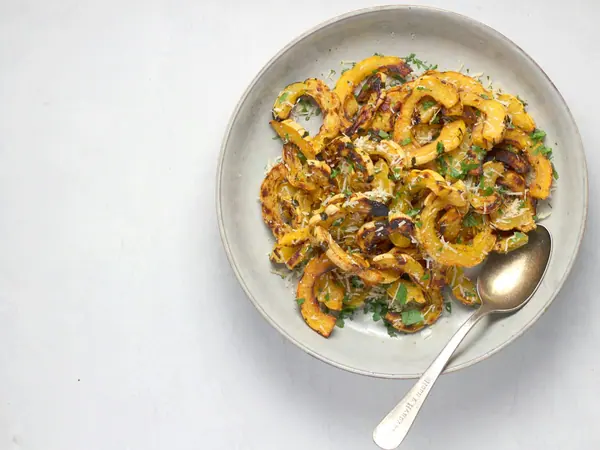 Butternutnudler med bacon og ricotta