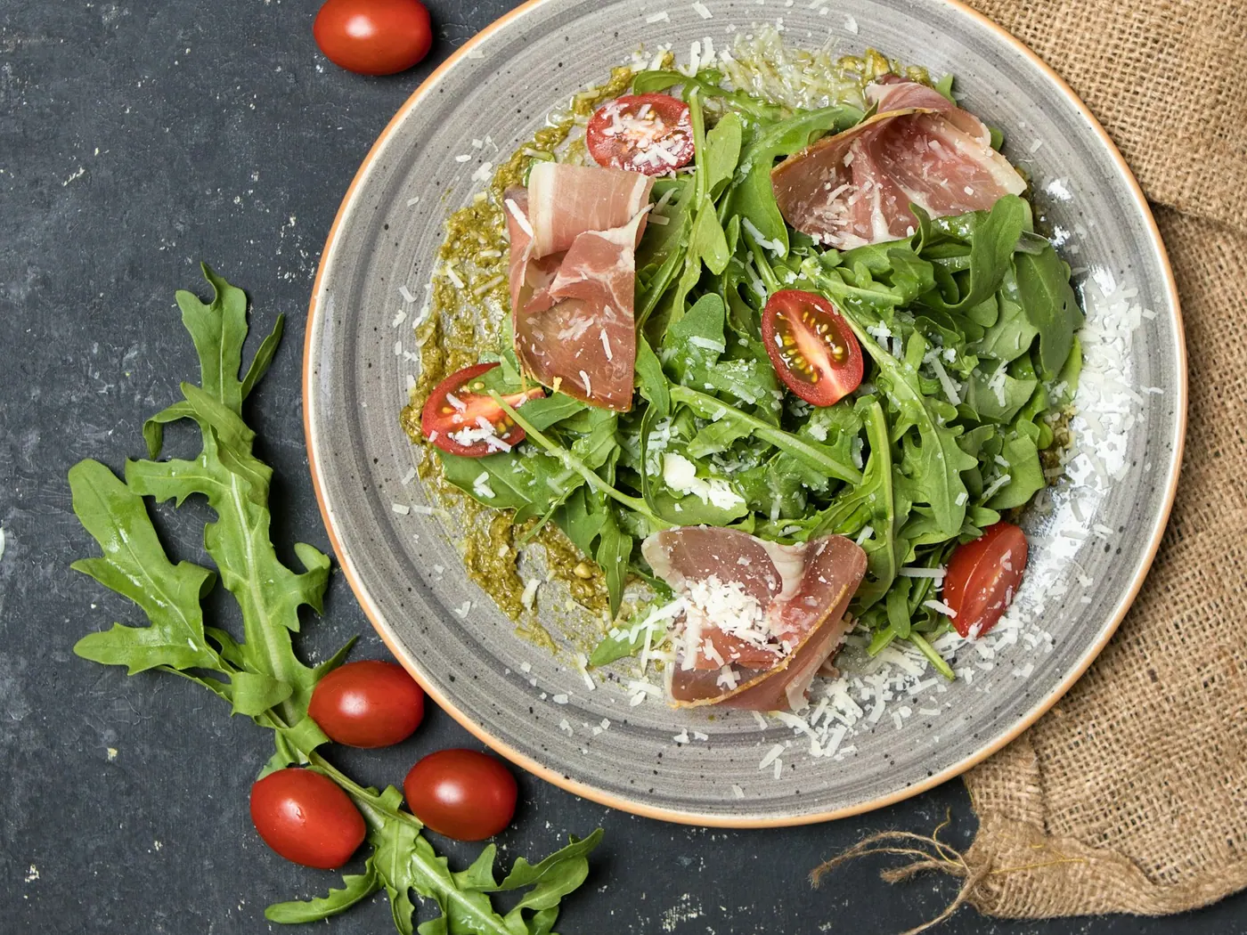 Salat med melon, mozzarella og prosciutto