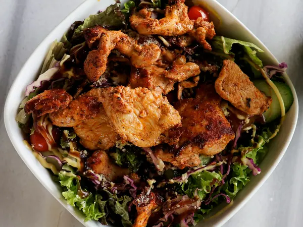 Coppette di lattuga con pollo e anacardi