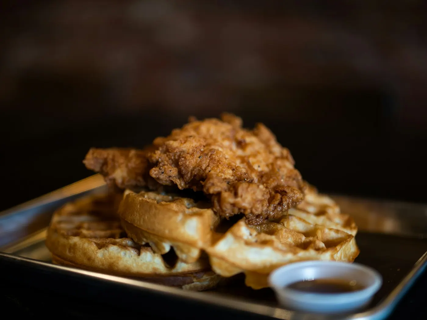 Sandwich di waffle e pollo croccante