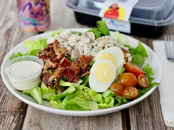 Cobb-salat med kylling to go