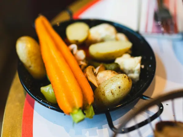 Pollo arrosto con patate e carote