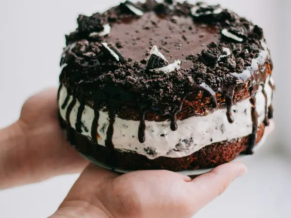 Pastel de galletas de chocolate con crema