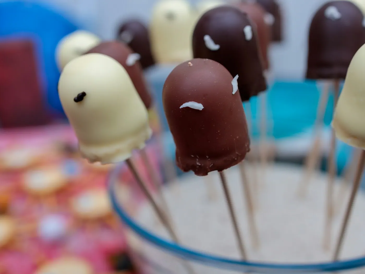 Skumfiduspinde dyppet i chokolade