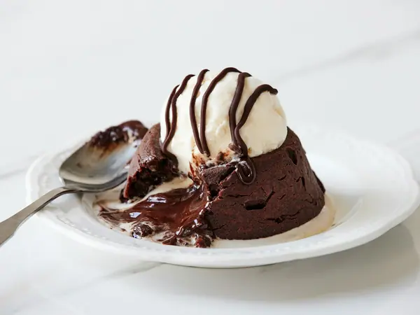 Chokoladeringkage med lavasauce