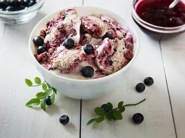 Helado de requesón con frutos rojos