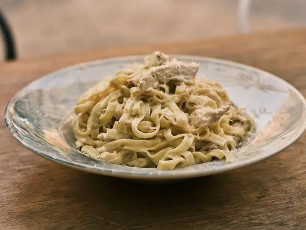 Fettuccine Alfredo veloci con formaggio spalmabile