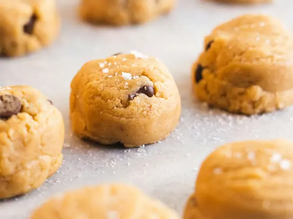 Masa de galletas con chispas de chocolate para comer cruda
