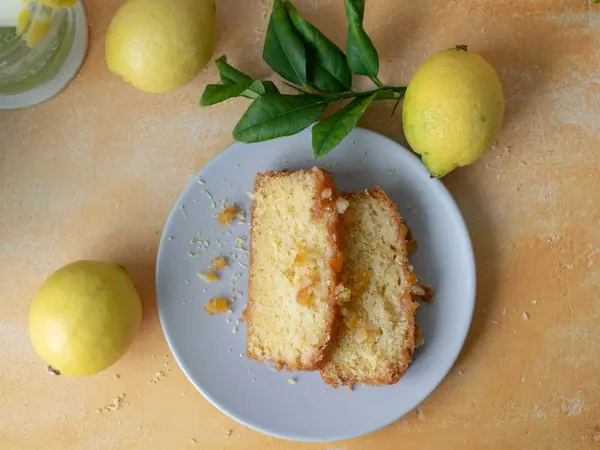 Pastel helado de bizcocho y sorbete de mango