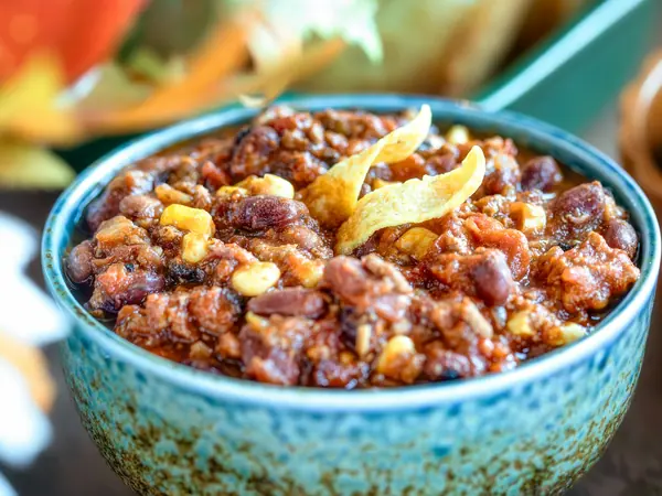 Bohnen-Chili mit Maisbrot-Haube