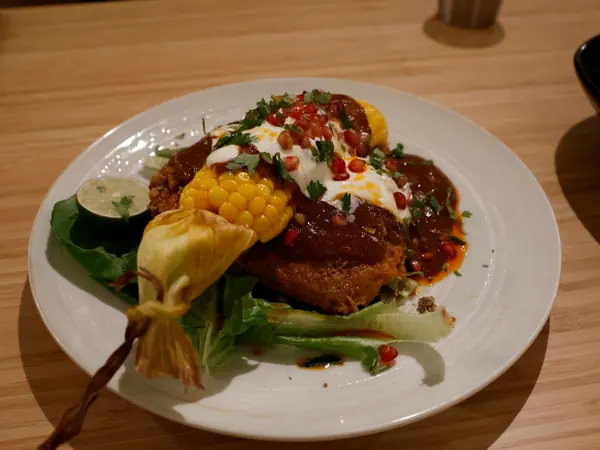Kylling piccata med cremet majs og tomatris