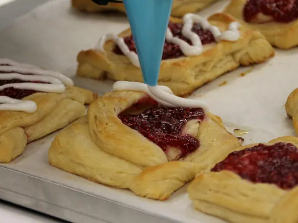 Glasierte Marmeladen-Teigtaschen