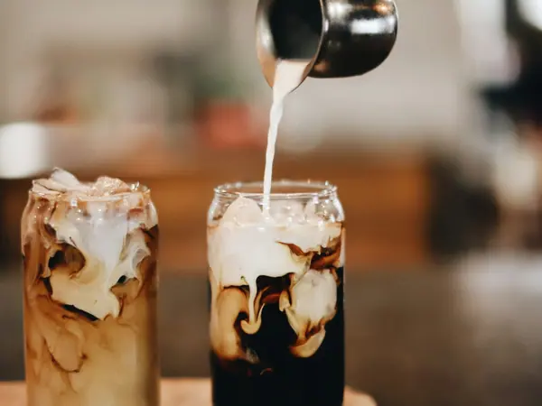 Iskaffe med cold brew og sød fløde