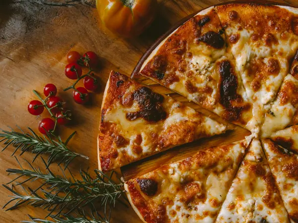 Pizza aux pommes de terre et au romarin