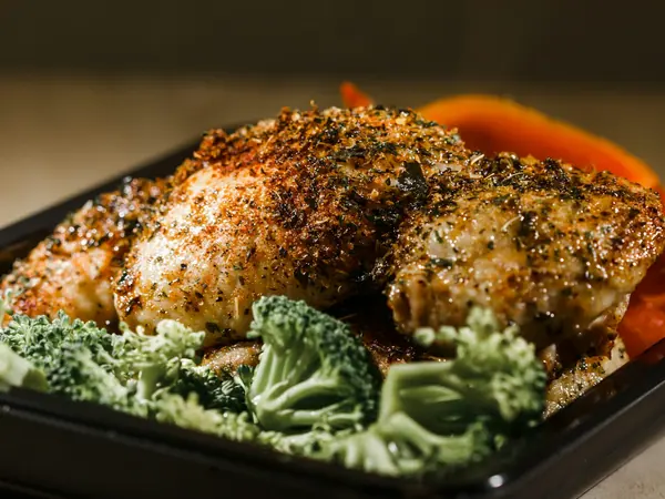Sovracosce di pollo al limone, aglio e rosmarino con patate novelle