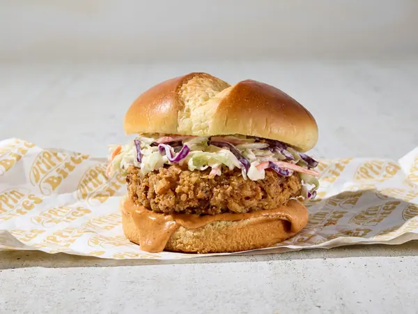 Panino con pollo croccante al forno e salsa piccante allo yogurt