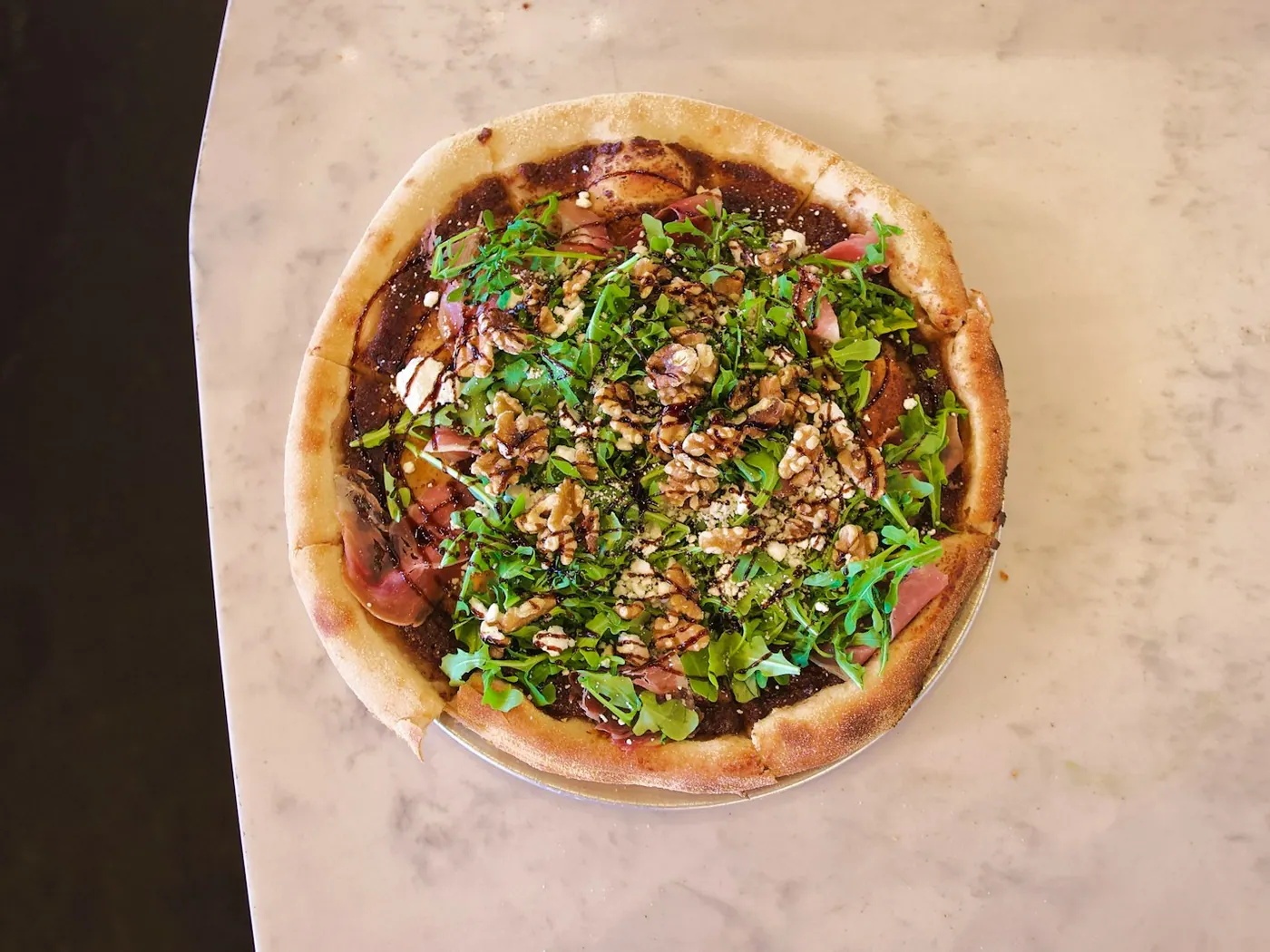 Pizza med rucola-valnøddepesto
