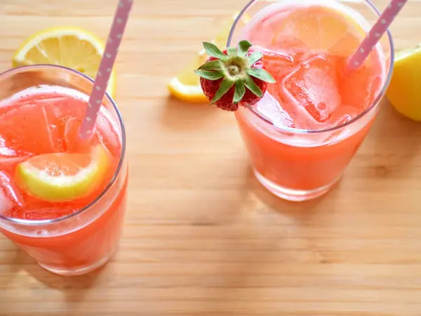 Limonata rosa ai frutti di bosco