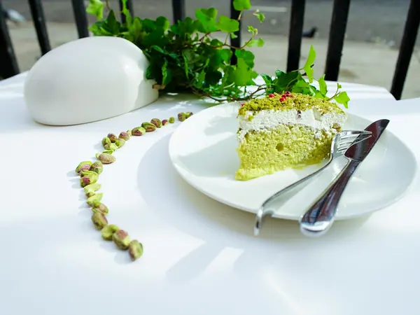 Kek Pistachio dan Buah Pelaga dengan Frosting Oren