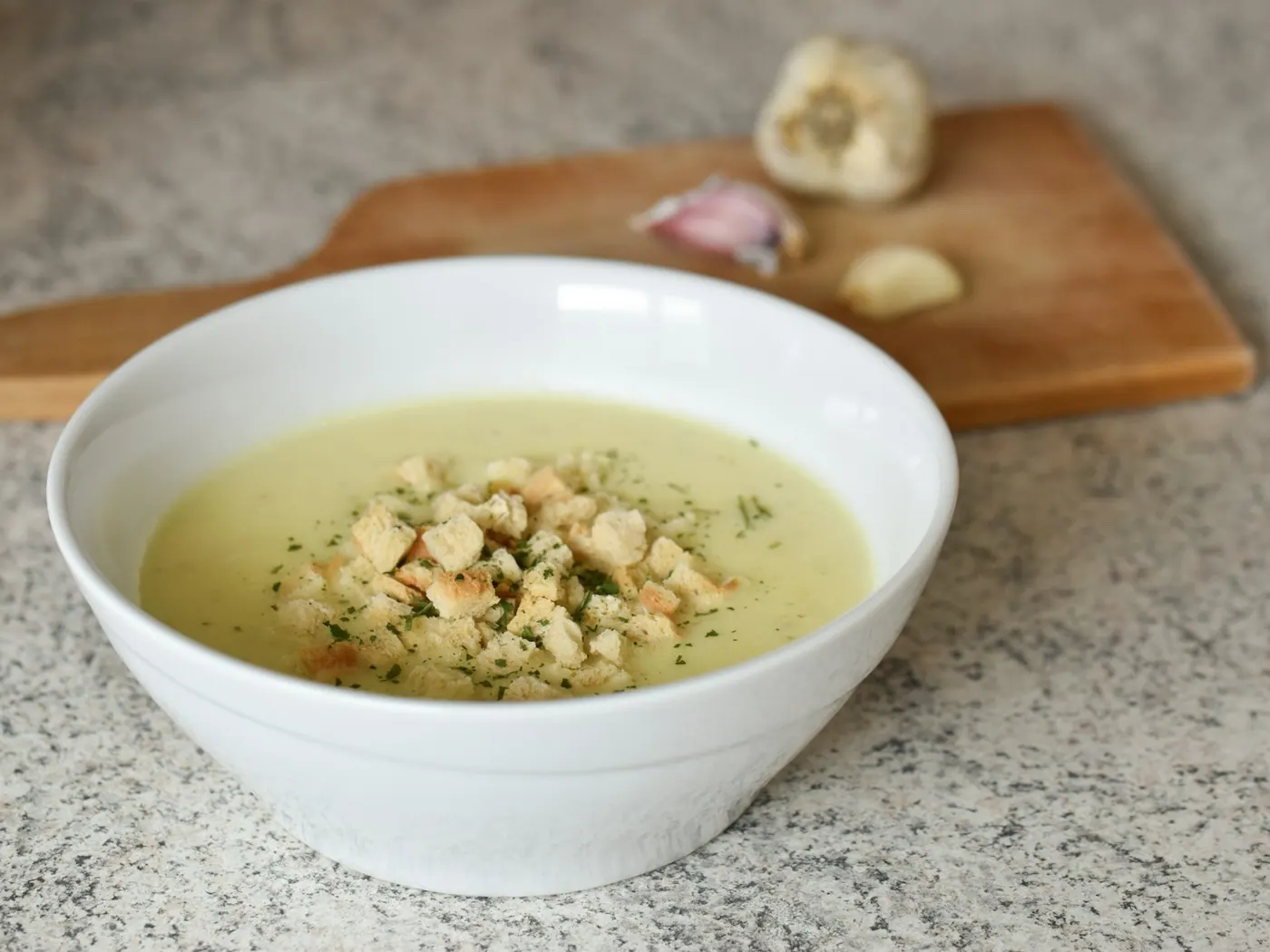Sopa de ajo asado