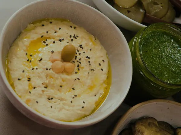 Hummus med rosmarin og parmesan