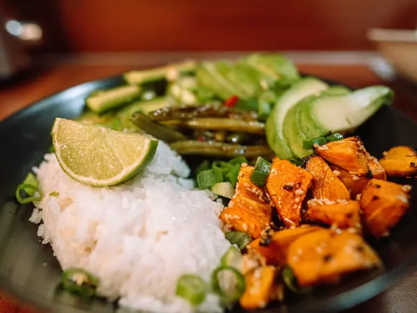 Sojaglaserede grønne bønner, tofucurry og kokosris