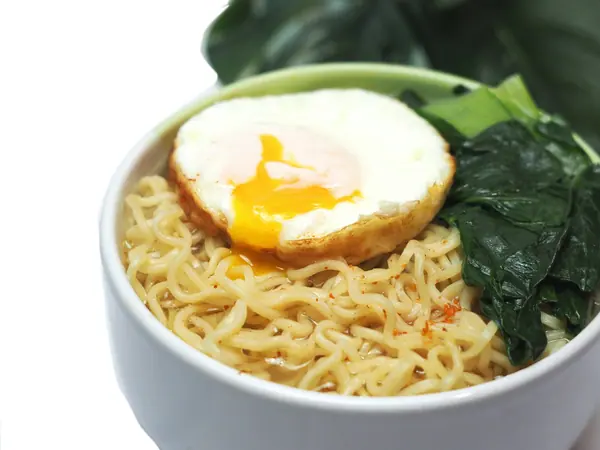 Noodles ramen piccanti con uovo fritto