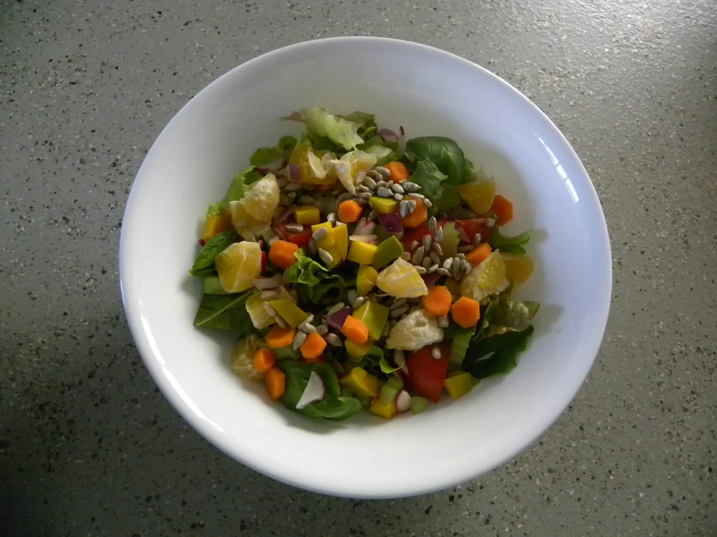 Salade d'épinards, myrtilles et ananas