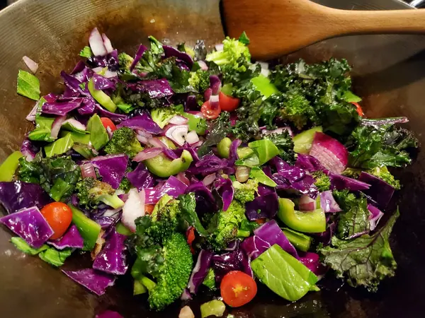 Salad Brokoli Suam dengan Batang Berlingkar