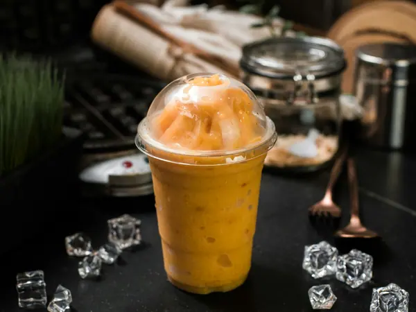 Smoothie alla spirulina e mango