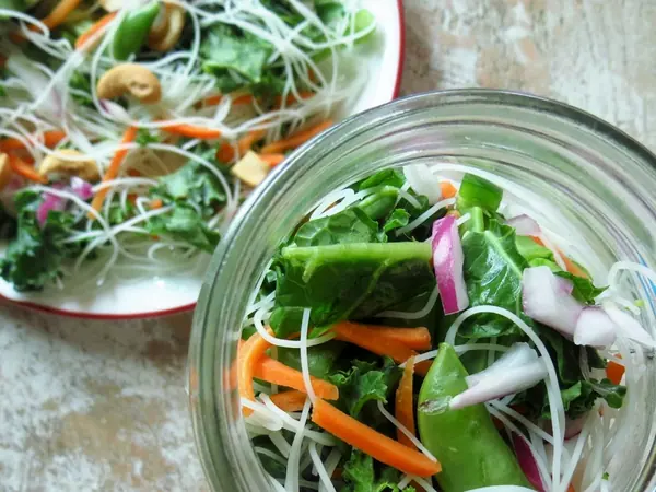 Agurknudelsalat med jordbær