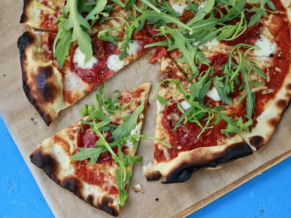 Pitapizza med jordbær, mozzarella og rucola