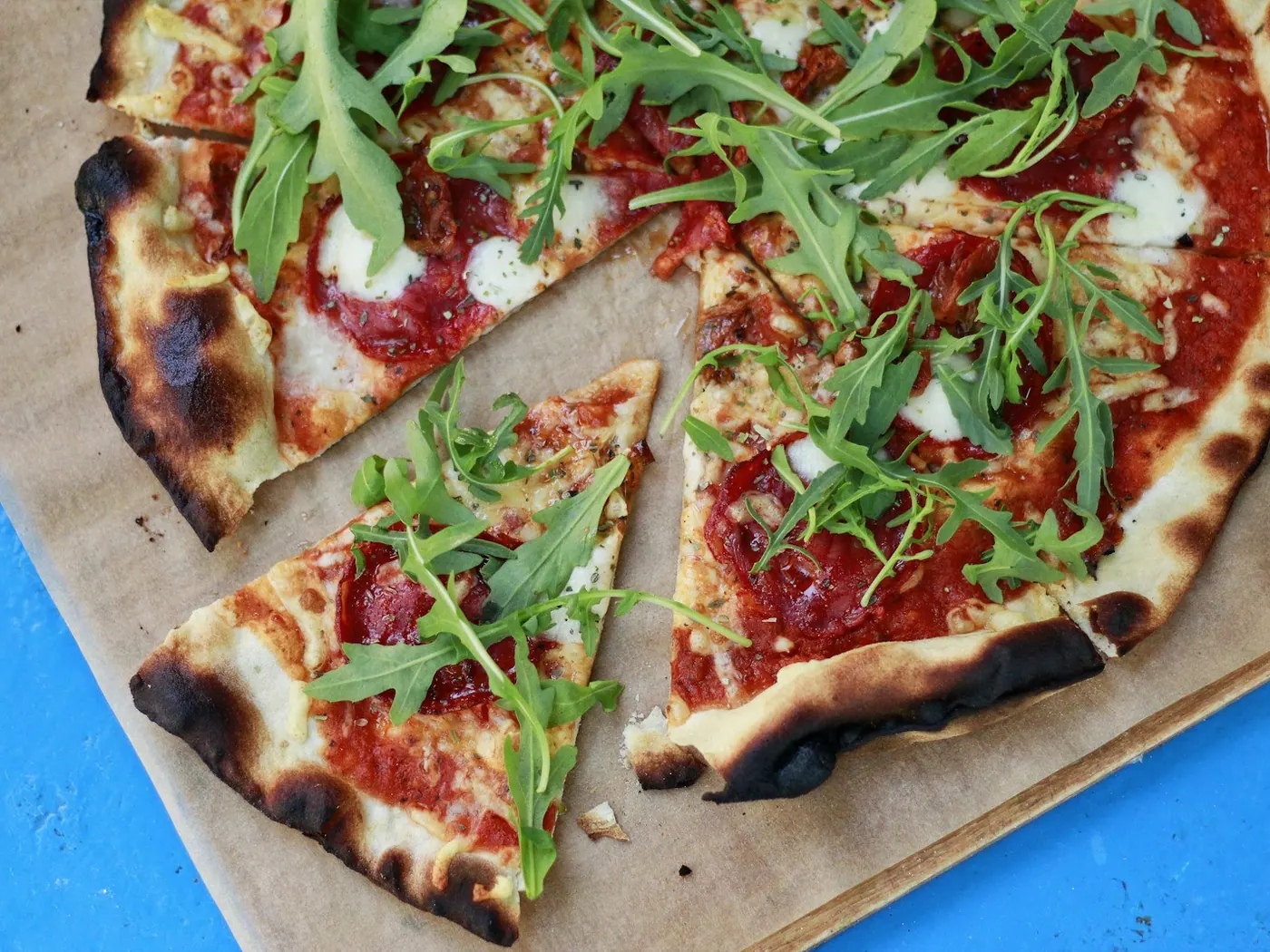Mansikka-mozzarella-rucolapitapizza