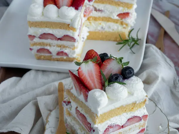 Kek Pendek Strawberi