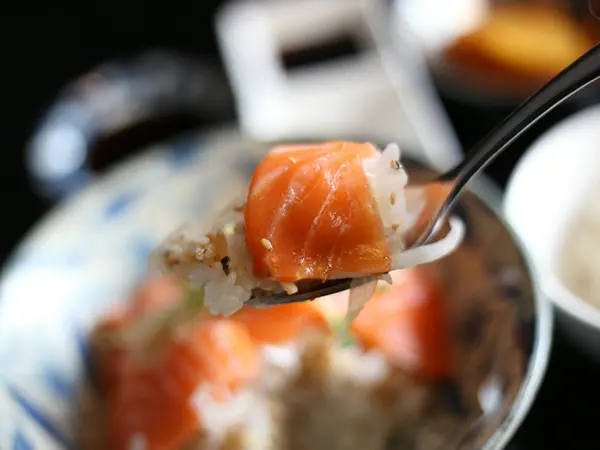 ซูชิถ้วยแซลมอนอบ