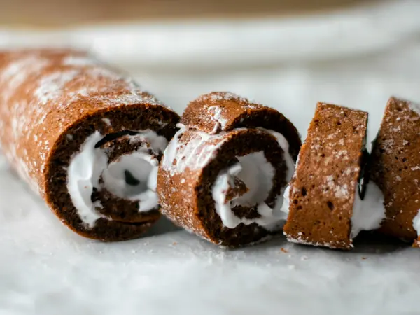 Schoko-Biskuitrolle