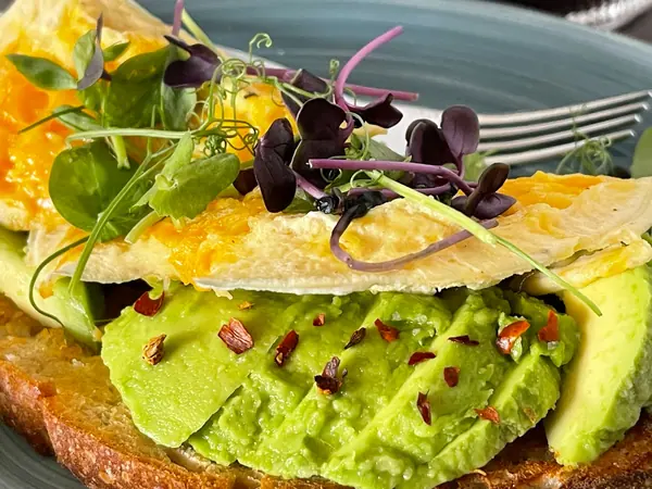 Omelet med kalkun og avocado