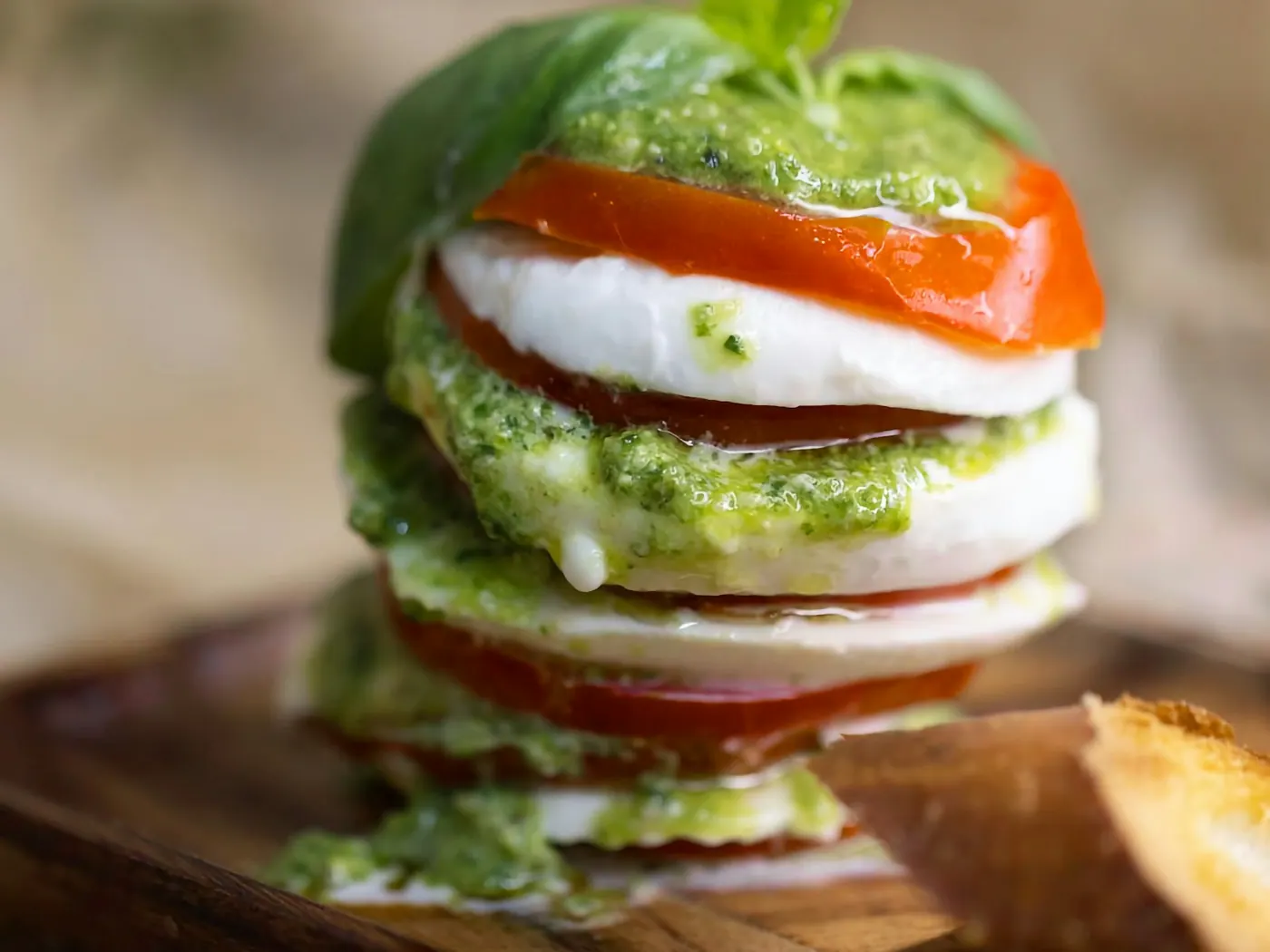 Smørepålæg med tomat, basilikum og mozzarella
