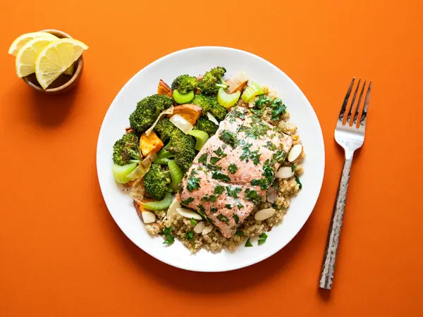Laks, succotash og broccoli i ét tårn