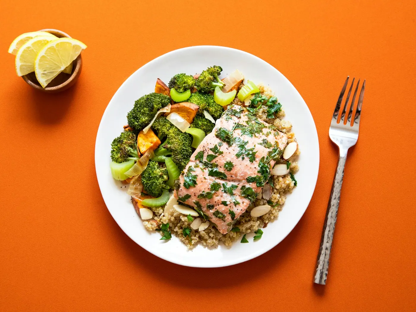 Laks, succotash og broccoli i ét tårn