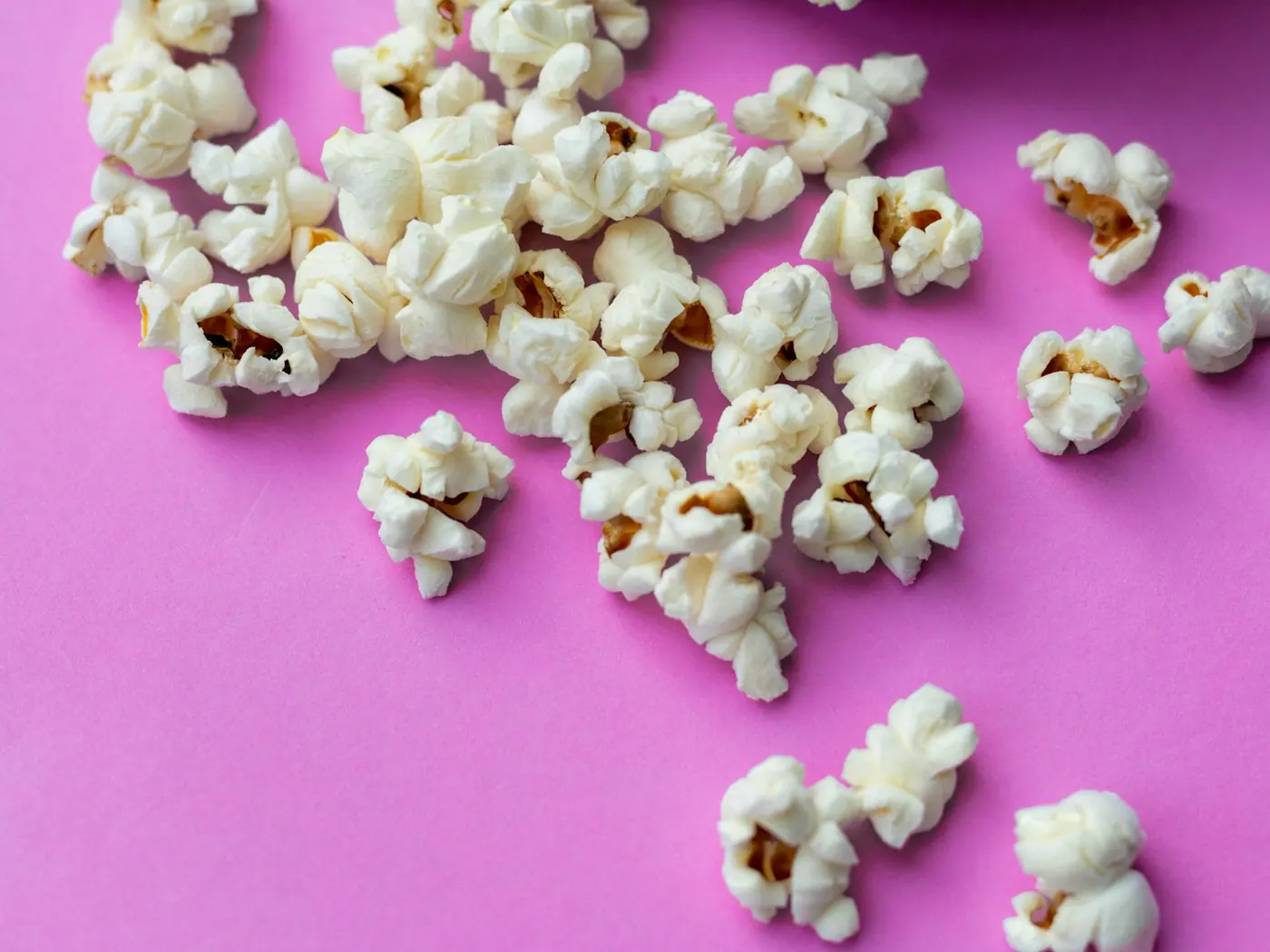 Popcorn Cokelat Putih Raspberry