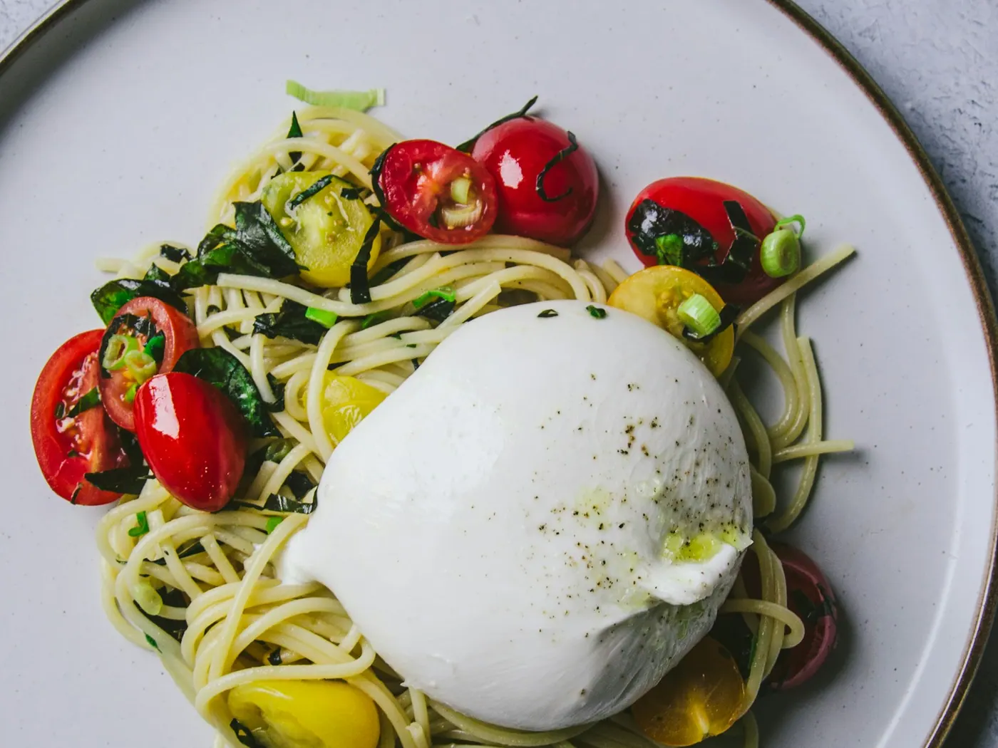 Zucchini-Nudel-Nester mit pochiertem Ei